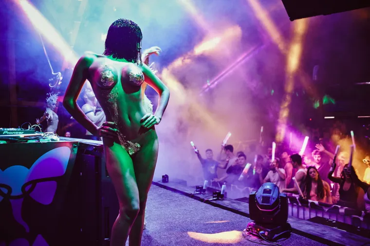 Sezona ludovanja na Zrću je već počela - trenutno se u klubu NOA održava festival Spring Break Island, koji je okupio tisuće mladih partijanera. Kakva je atmosfera, vidite i sami.