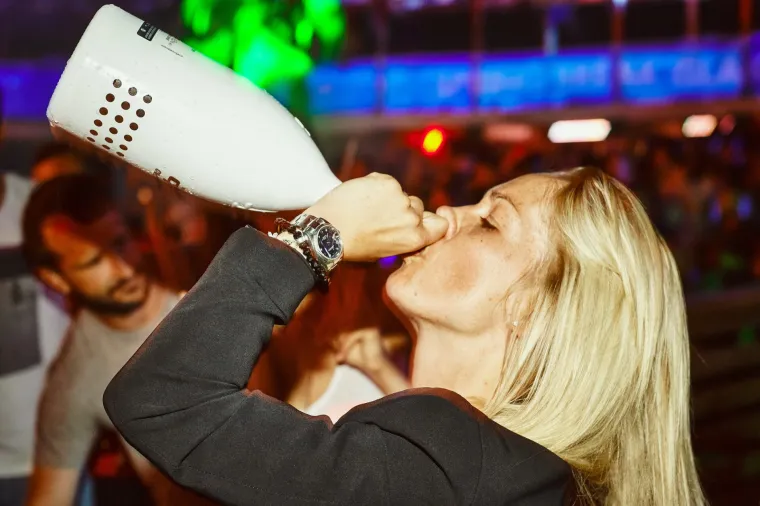 Sezona ludovanja na Zrću je već počela - trenutno se u klubu NOA održava festival Spring Break Island, koji je okupio tisuće mladih partijanera. Kakva je atmosfera, vidite i sami.