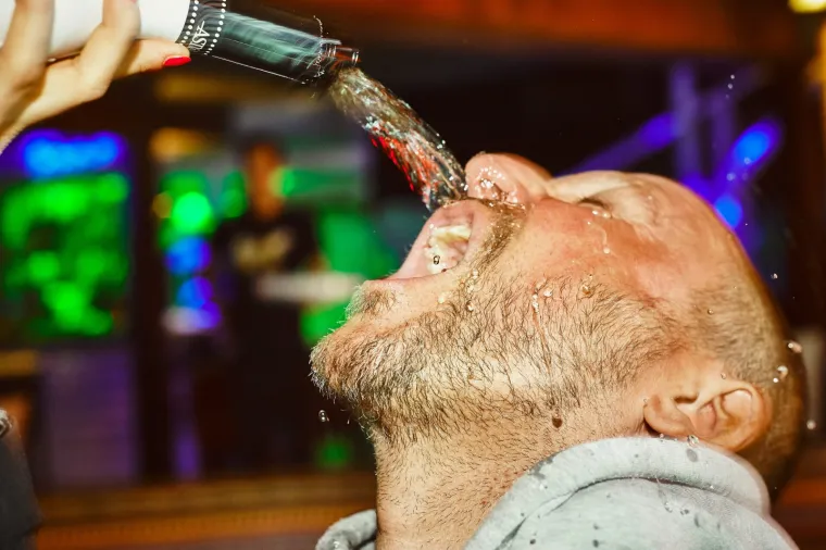 Sezona ludovanja na Zrću je već počela - trenutno se u klubu NOA održava festival Spring Break Island, koji je okupio tisuće mladih partijanera. Kakva je atmosfera, vidite i sami.