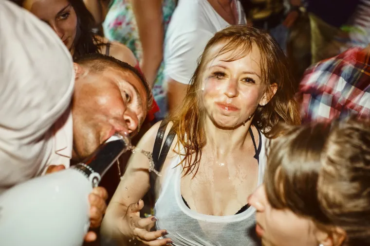 Sezona ludovanja na Zrću je već počela - trenutno se u klubu NOA održava festival Spring Break Island, koji je okupio tisuće mladih partijanera. Kakva je atmosfera, vidite i sami.