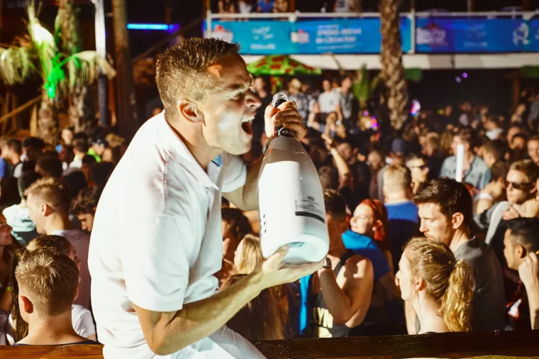 Sezona ludovanja na Zrću je već počela - trenutno se u klubu NOA održava festival Spring Break Island, koji je okupio tisuće mladih partijanera. Kakva je atmosfera, vidite i sami.