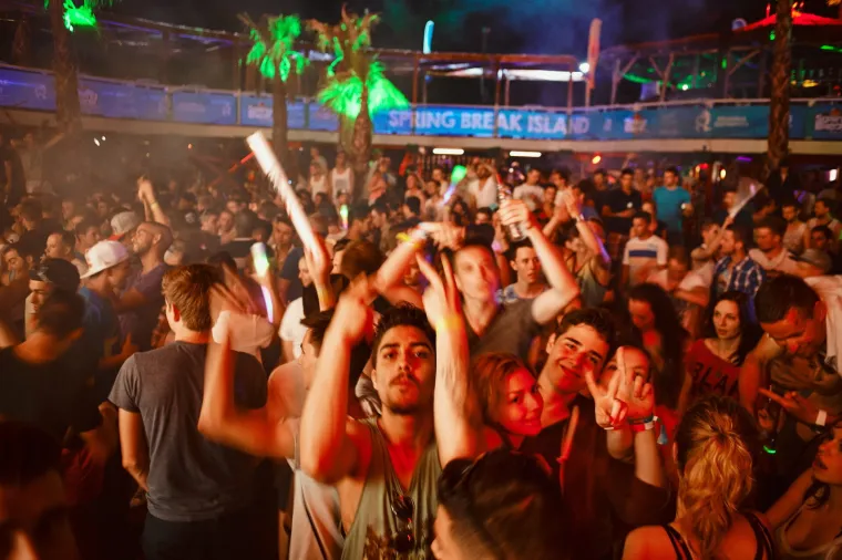 Sezona ludovanja na Zrću je već počela - trenutno se u klubu NOA održava festival Spring Break Island, koji je okupio tisuće mladih partijanera. Kakva je atmosfera, vidite i sami.
