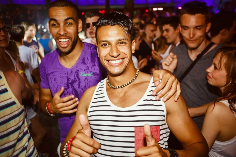 Sezona ludovanja na Zrću je već počela - trenutno se u klubu NOA održava festival Spring Break Island, koji je okupio tisuće mladih partijanera. Kakva je atmosfera, vidite i sami.