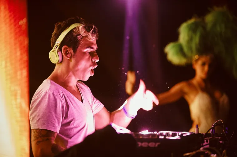 Sezona ludovanja na Zrću je već počela - trenutno se u klubu NOA održava festival Spring Break Island, koji je okupio tisuće mladih partijanera. Kakva je atmosfera, vidite i sami.