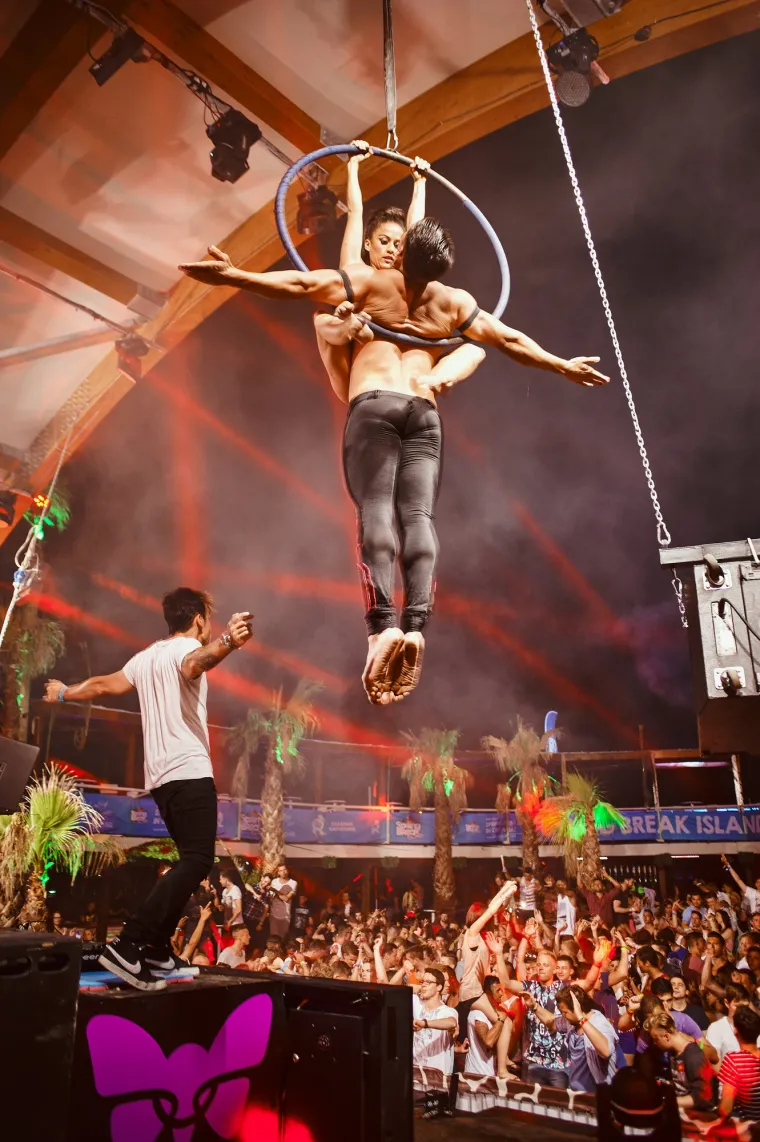 Sezona ludovanja na Zrću je već počela - trenutno se u klubu NOA održava festival Spring Break Island, koji je okupio tisuće mladih partijanera. Kakva je atmosfera, vidite i sami.