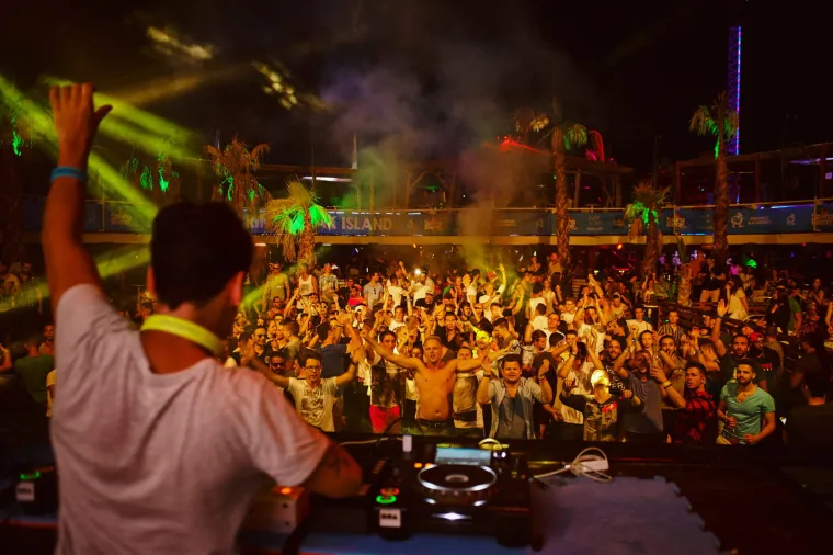 Sezona ludovanja na Zrću je već počela - trenutno se u klubu NOA održava festival Spring Break Island, koji je okupio tisuće mladih partijanera. Kakva je atmosfera, vidite i sami.