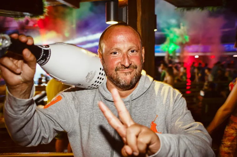 Sezona ludovanja na Zrću je već počela - trenutno se u klubu NOA održava festival Spring Break Island, koji je okupio tisuće mladih partijanera. Kakva je atmosfera, vidite i sami.