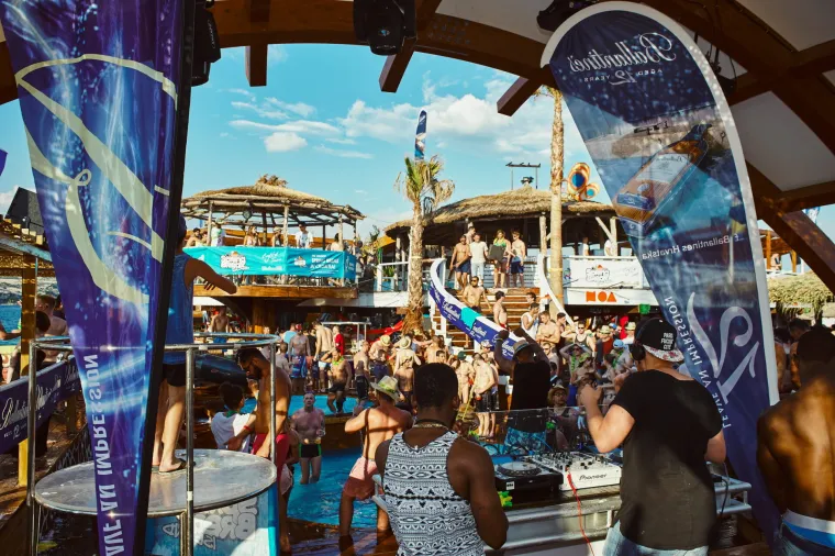 Sezona ludovanja na Zrću je već počela - trenutno se u klubu NOA održava festival Spring Break Island, koji je okupio tisuće mladih partijanera. Kakva je atmosfera, vidite i sami.
