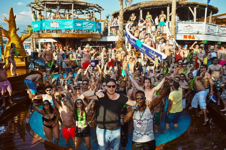 Sezona ludovanja na Zrću je već počela - trenutno se u klubu NOA održava festival Spring Break Island, koji je okupio tisuće mladih partijanera. Kakva je atmosfera, vidite i sami.