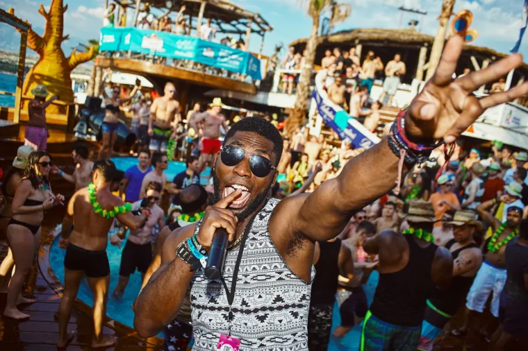 Sezona ludovanja na Zrću je već počela - trenutno se u klubu NOA održava festival Spring Break Island, koji je okupio tisuće mladih partijanera. Kakva je atmosfera, vidite i sami.