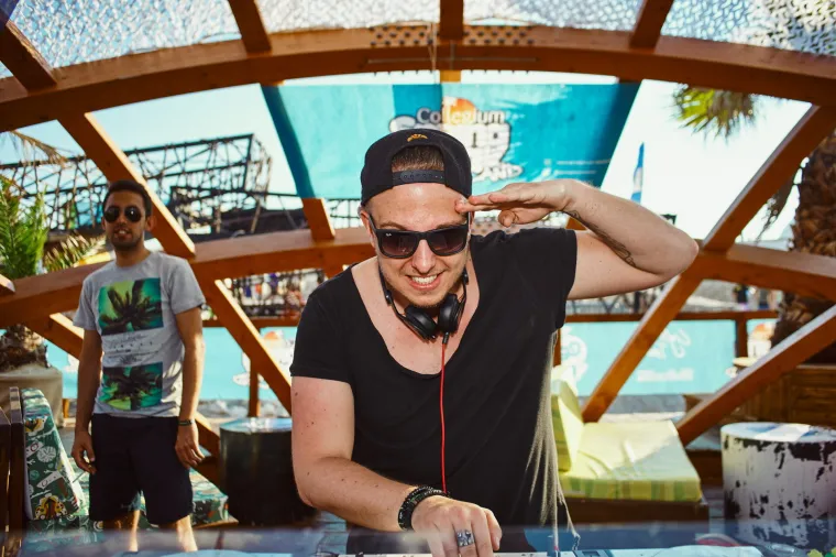 Sezona ludovanja na Zrću je već počela - trenutno se u klubu NOA održava festival Spring Break Island, koji je okupio tisuće mladih partijanera. Kakva je atmosfera, vidite i sami.