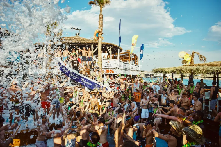 Sezona ludovanja na Zrću je već počela - trenutno se u klubu NOA održava festival Spring Break Island, koji je okupio tisuće mladih partijanera. Kakva je atmosfera, vidite i sami.