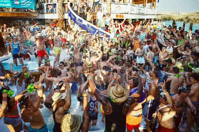 Sezona ludovanja na Zrću je već počela - trenutno se u klubu NOA održava festival Spring Break Island, koji je okupio tisuće mladih partijanera. Kakva je atmosfera, vidite i sami.