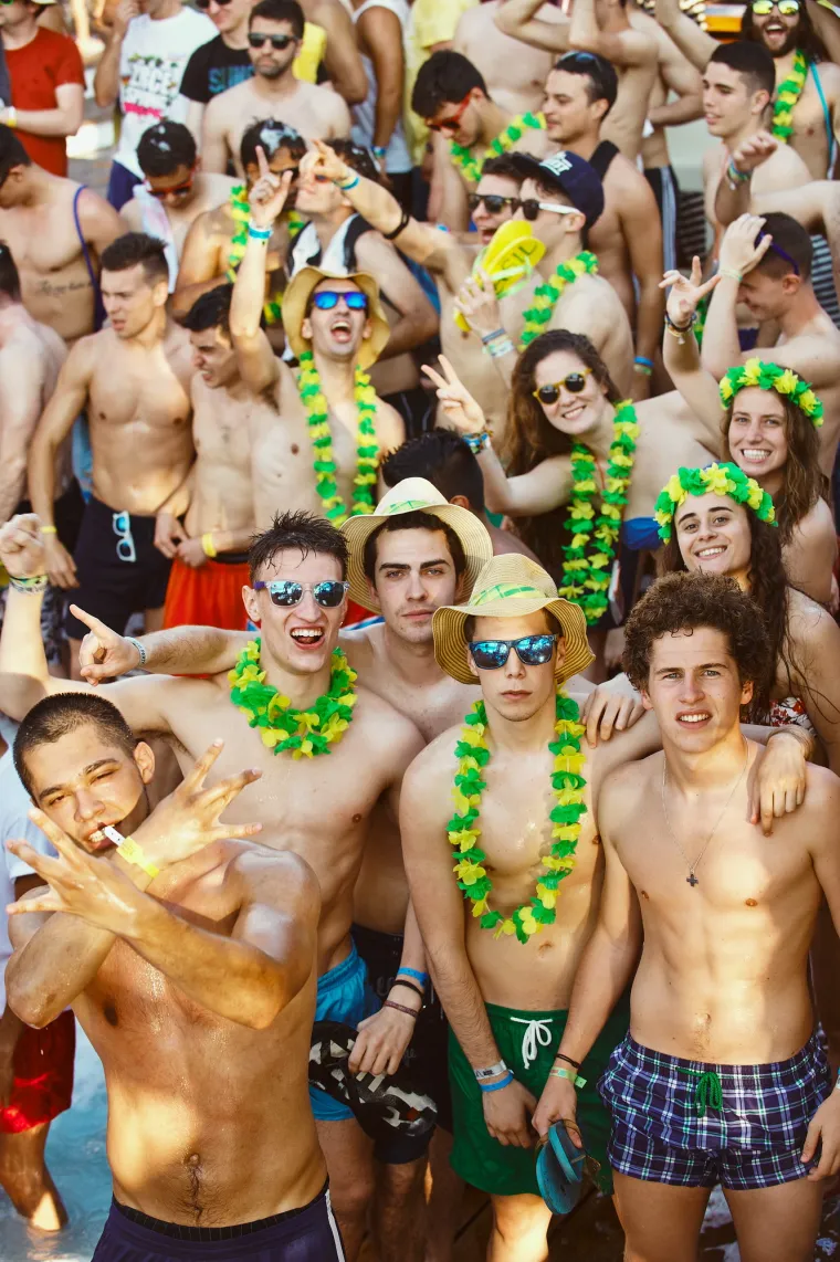 Sezona ludovanja na Zrću je već počela - trenutno se u klubu NOA održava festival Spring Break Island, koji je okupio tisuće mladih partijanera. Kakva je atmosfera, vidite i sami.