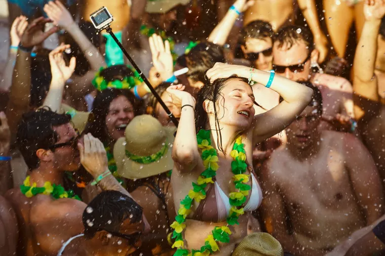 Sezona ludovanja na Zrću je već počela - trenutno se u klubu NOA održava festival Spring Break Island, koji je okupio tisuće mladih partijanera. Kakva je atmosfera, vidite i sami.