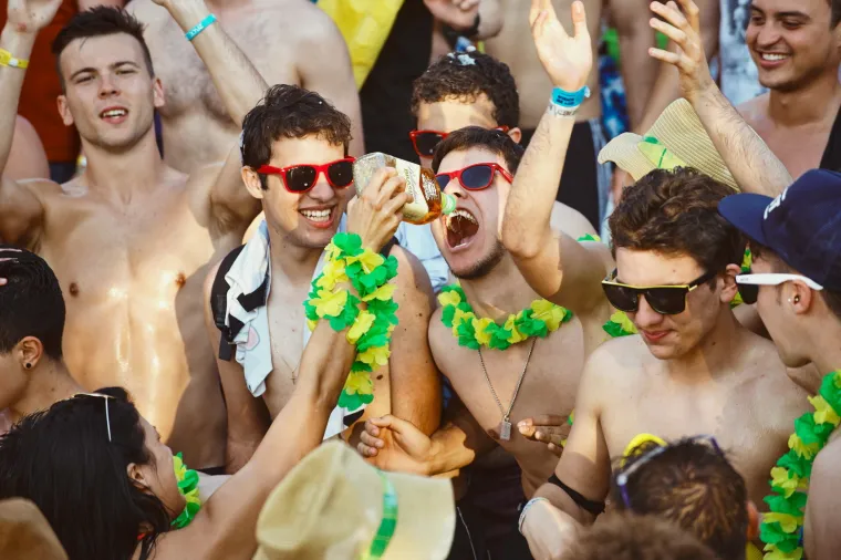 Sezona ludovanja na Zrću je već počela - trenutno se u klubu NOA održava festival Spring Break Island, koji je okupio tisuće mladih partijanera. Kakva je atmosfera, vidite i sami.