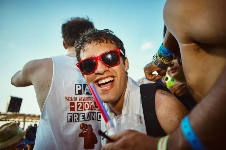 Sezona ludovanja na Zrću je već počela - trenutno se u klubu NOA održava festival Spring Break Island, koji je okupio tisuće mladih partijanera. Kakva je atmosfera, vidite i sami.