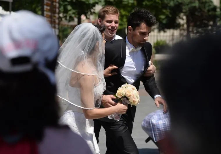 Mladenci se posvađali na Cvjetnom, mladoženja pobjegao taksijem