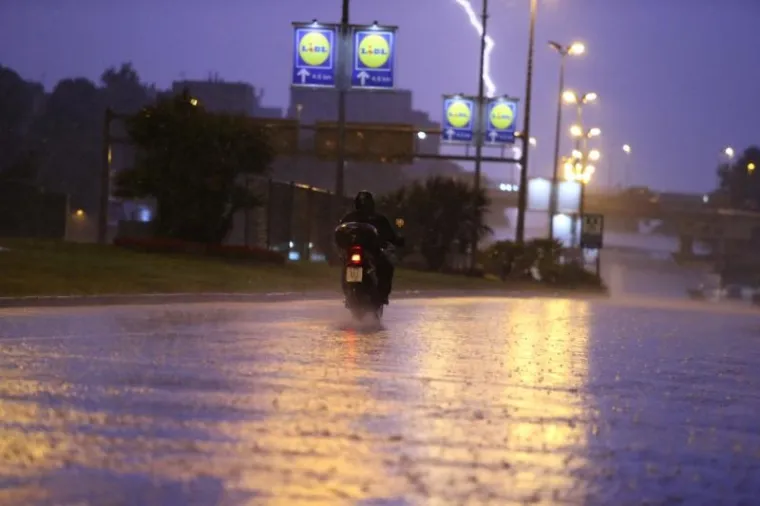 Jako nevrijeme nakon visokih temperatura zahvatilo je Split kasno navečer. Sijevale su munje i padala je obilna ki&scaron;a.