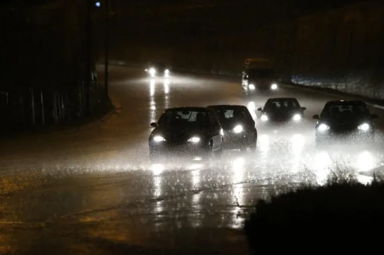 Jako nevrijeme nakon visokih temperatura zahvatilo je Split kasno navečer. Sijevale su munje i padala je obilna ki&scaron;a.