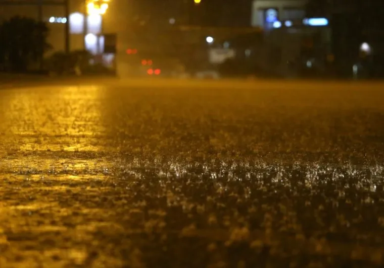 Jako nevrijeme nakon visokih temperatura zahvatilo je Split kasno navečer. Sijevale su munje i padala je obilna ki&scaron;a.
