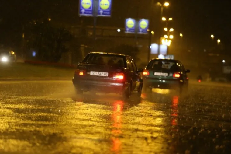 Jako nevrijeme nakon visokih temperatura zahvatilo je Split kasno navečer. Sijevale su munje i padala je obilna ki&scaron;a.