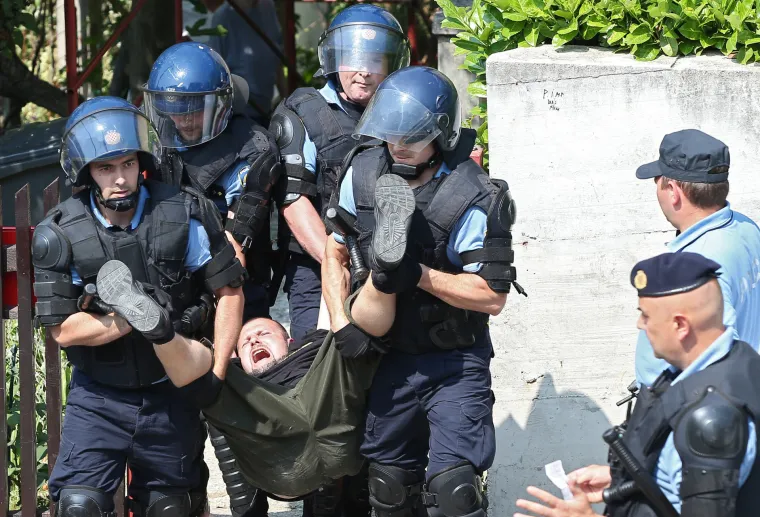 Deložacija obitelji Terebuh, Živi zid