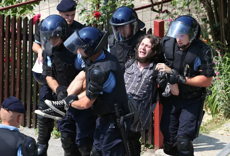 Deložacija obitelji Terebuh, Živi zid