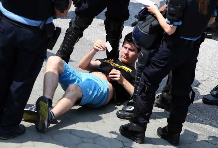 Deložacija obitelji Terebuh, Živi zid