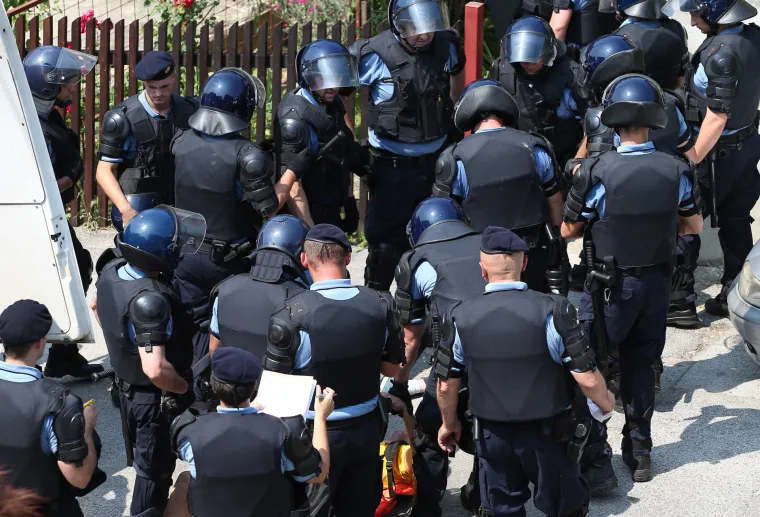 Deložacija obitelji Terebuh, Živi zid