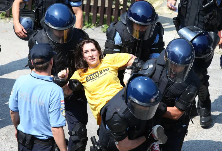 Deložacija obitelji Terebuh, Živi zid