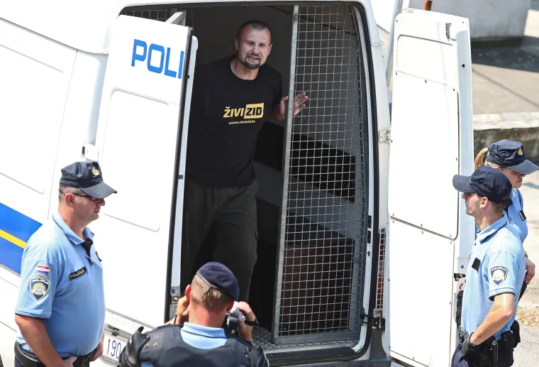 Deložacija obitelji Terebuh, Živi zid