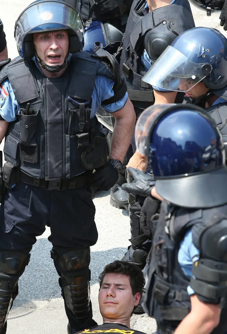 Deložacija obitelji Terebuh, Živi zid