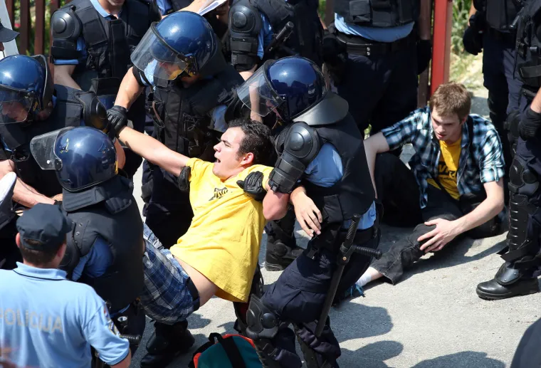 Deložacija obitelji Terebuh, Živi zid