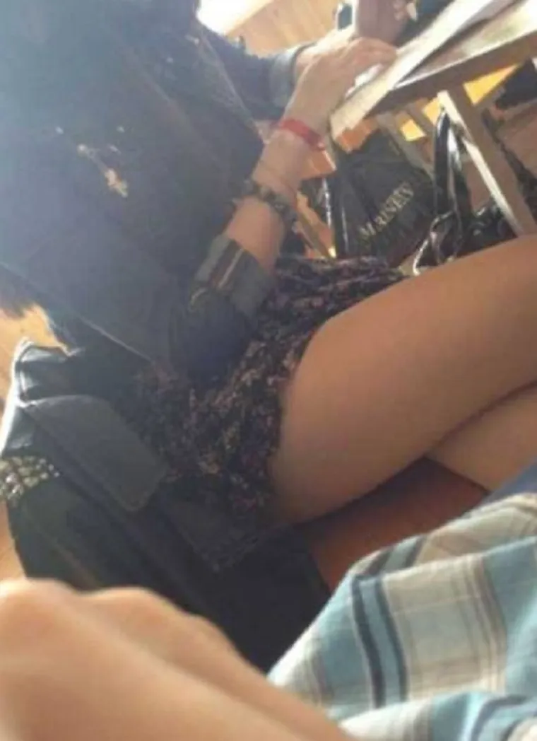 Tko bi rekao da se cure tako oblače za školu