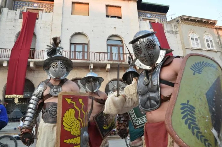 Dani antike - Pula Superiorvm u organizaciji Turističke zajednice Grada Pule, Arheološkog muzeja Istre, Illustris travel d.o.o. i Turističke zajednice Općine Ližnjan započeli su u četvrtak na glavnom gradskom trgu Forumu. U slijedeća dva dana Pula će živjeti starorimskim životom a kulminacija manifestacije bit će gladijatorske borbe u Areni.