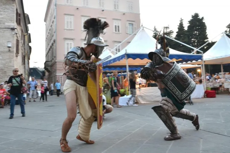 Dani antike - Pula Superiorvm u organizaciji Turističke zajednice Grada Pule, Arheološkog muzeja Istre, Illustris travel d.o.o. i Turističke zajednice Općine Ližnjan započeli su u četvrtak na glavnom gradskom trgu Forumu. U slijedeća dva dana Pula će živjeti starorimskim životom a kulminacija manifestacije bit će gladijatorske borbe u Areni.