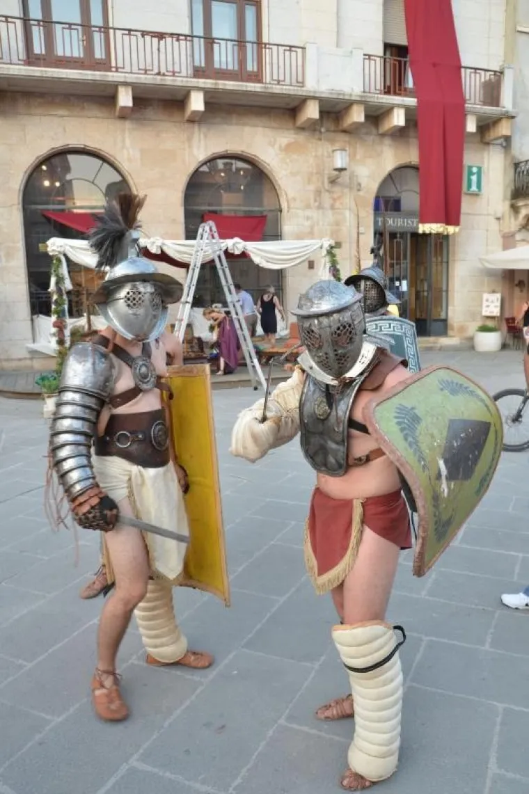 Dani antike - Pula Superiorvm u organizaciji Turističke zajednice Grada Pule, Arheološkog muzeja Istre, Illustris travel d.o.o. i Turističke zajednice Općine Ližnjan započeli su u četvrtak na glavnom gradskom trgu Forumu. U slijedeća dva dana Pula će živjeti starorimskim životom a kulminacija manifestacije bit će gladijatorske borbe u Areni.