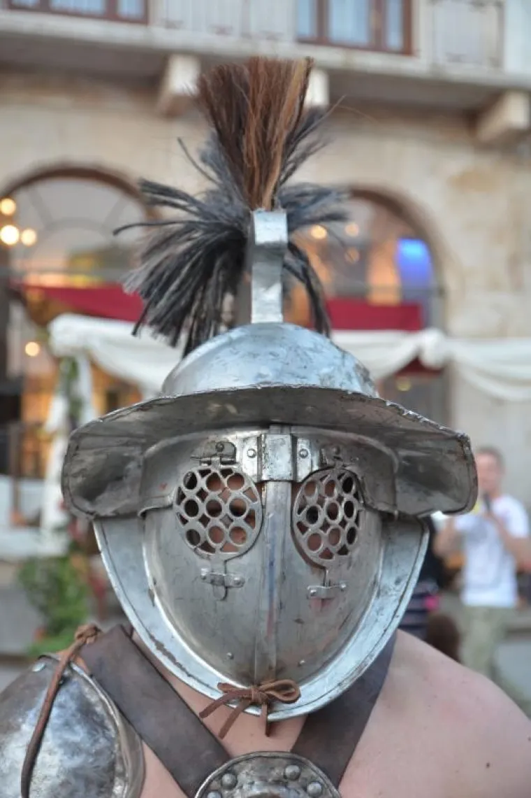 Dani antike - Pula Superiorvm u organizaciji Turističke zajednice Grada Pule, Arheološkog muzeja Istre, Illustris travel d.o.o. i Turističke zajednice Općine Ližnjan započeli su u četvrtak na glavnom gradskom trgu Forumu. U slijedeća dva dana Pula će živjeti starorimskim životom a kulminacija manifestacije bit će gladijatorske borbe u Areni.