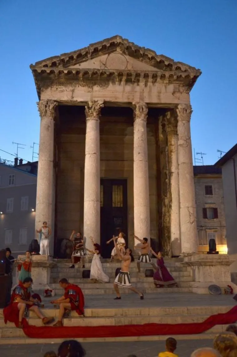 Dani antike - Pula Superiorvm u organizaciji Turističke zajednice Grada Pule, Arheološkog muzeja Istre, Illustris travel d.o.o. i Turističke zajednice Općine Ližnjan započeli su u četvrtak na glavnom gradskom trgu Forumu. U slijedeća dva dana Pula će živjeti starorimskim životom a kulminacija manifestacije bit će gladijatorske borbe u Areni.