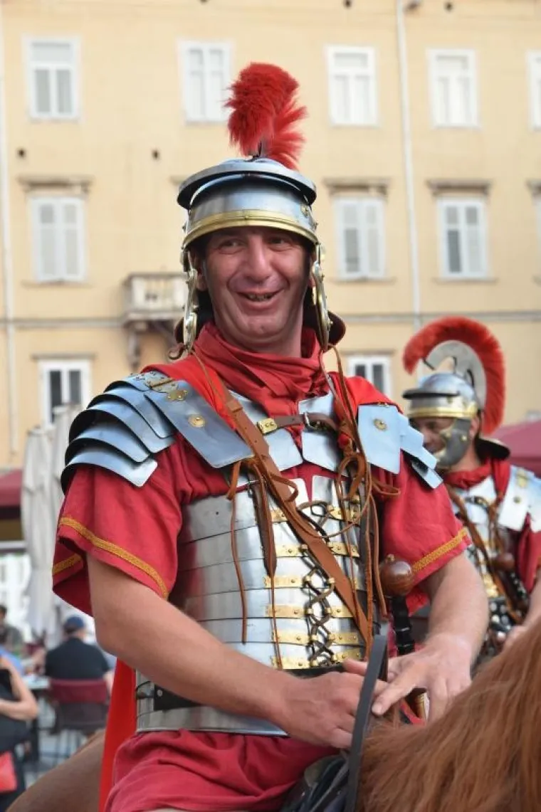 Dani antike - Pula Superiorvm u organizaciji Turističke zajednice Grada Pule, Arheološkog muzeja Istre, Illustris travel d.o.o. i Turističke zajednice Općine Ližnjan započeli su u četvrtak na glavnom gradskom trgu Forumu. U slijedeća dva dana Pula će živjeti starorimskim životom a kulminacija manifestacije bit će gladijatorske borbe u Areni.