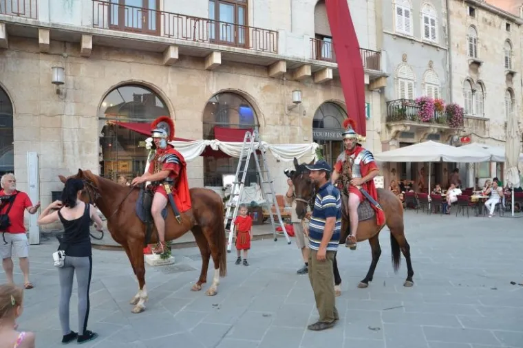 Dani antike - Pula Superiorvm u organizaciji Turističke zajednice Grada Pule, Arheološkog muzeja Istre, Illustris travel d.o.o. i Turističke zajednice Općine Ližnjan započeli su u četvrtak na glavnom gradskom trgu Forumu. U slijedeća dva dana Pula će živjeti starorimskim životom a kulminacija manifestacije bit će gladijatorske borbe u Areni.