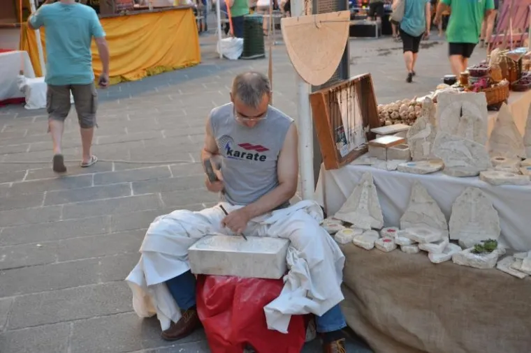 Dani antike - Pula Superiorvm u organizaciji Turističke zajednice Grada Pule, Arheološkog muzeja Istre, Illustris travel d.o.o. i Turističke zajednice Općine Ližnjan započeli su u četvrtak na glavnom gradskom trgu Forumu. U slijedeća dva dana Pula će živjeti starorimskim životom a kulminacija manifestacije bit će gladijatorske borbe u Areni.