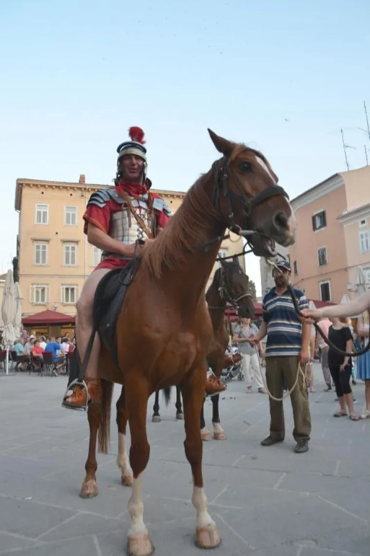 Dani antike - Pula Superiorvm u organizaciji Turističke zajednice Grada Pule, Arheolo&scaron;kog muzeja Istre, Illustris travel d.o.o. i Turističke zajednice Općine Ližnjan započeli su u četvrtak na glavnom gradskom trgu Forumu. U slijedeća dva dana Pula će živjeti starorimskim životom a kulminacija manifestacije bit će gladijatorske borbe u Areni.