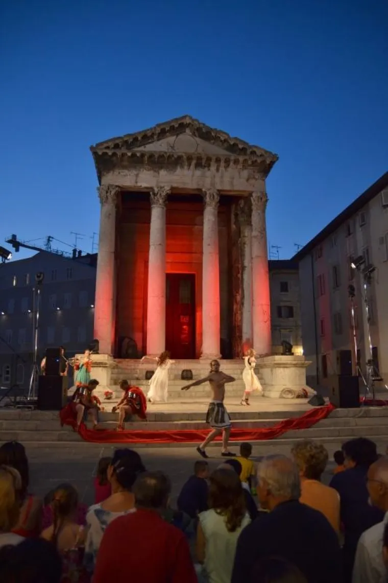 Dani antike - Pula Superiorvm u organizaciji Turističke zajednice Grada Pule, Arheolo&scaron;kog muzeja Istre, Illustris travel d.o.o. i Turističke zajednice Općine Ližnjan započeli su u četvrtak na glavnom gradskom trgu Forumu. U slijedeća dva dana Pula će živjeti starorimskim životom a kulminacija manifestacije bit će gladijatorske borbe u Areni.
