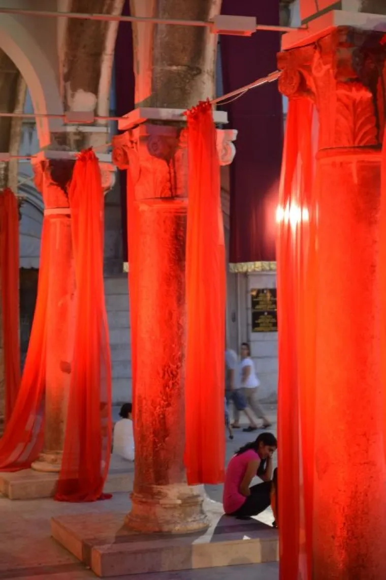 Dani antike - Pula Superiorvm u organizaciji Turističke zajednice Grada Pule, Arheolo&scaron;kog muzeja Istre, Illustris travel d.o.o. i Turističke zajednice Općine Ližnjan započeli su u četvrtak na glavnom gradskom trgu Forumu. U slijedeća dva dana Pula će živjeti starorimskim životom a kulminacija manifestacije bit će gladijatorske borbe u Areni.