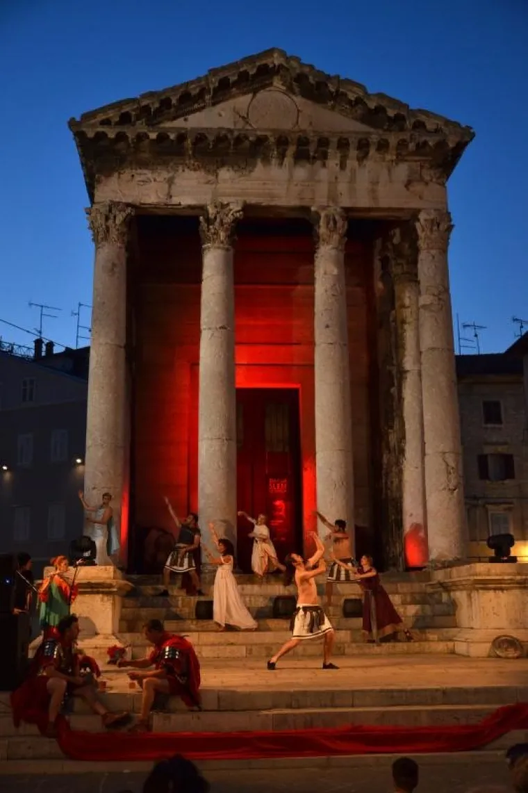 Dani antike - Pula Superiorvm u organizaciji Turističke zajednice Grada Pule, Arheolo&scaron;kog muzeja Istre, Illustris travel d.o.o. i Turističke zajednice Općine Ližnjan započeli su u četvrtak na glavnom gradskom trgu Forumu. U slijedeća dva dana Pula će živjeti starorimskim životom a kulminacija manifestacije bit će gladijatorske borbe u Areni.