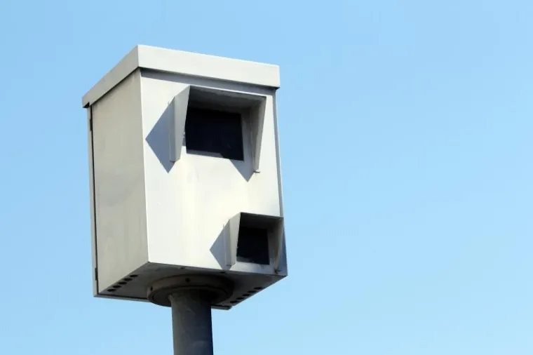 Na pločniku u Preradovićevoj ulici postavljena je nadzorna kamera. Zagrepčani, sada malo usporite vožnju jer bi vam na adresu mogla stići kazna.