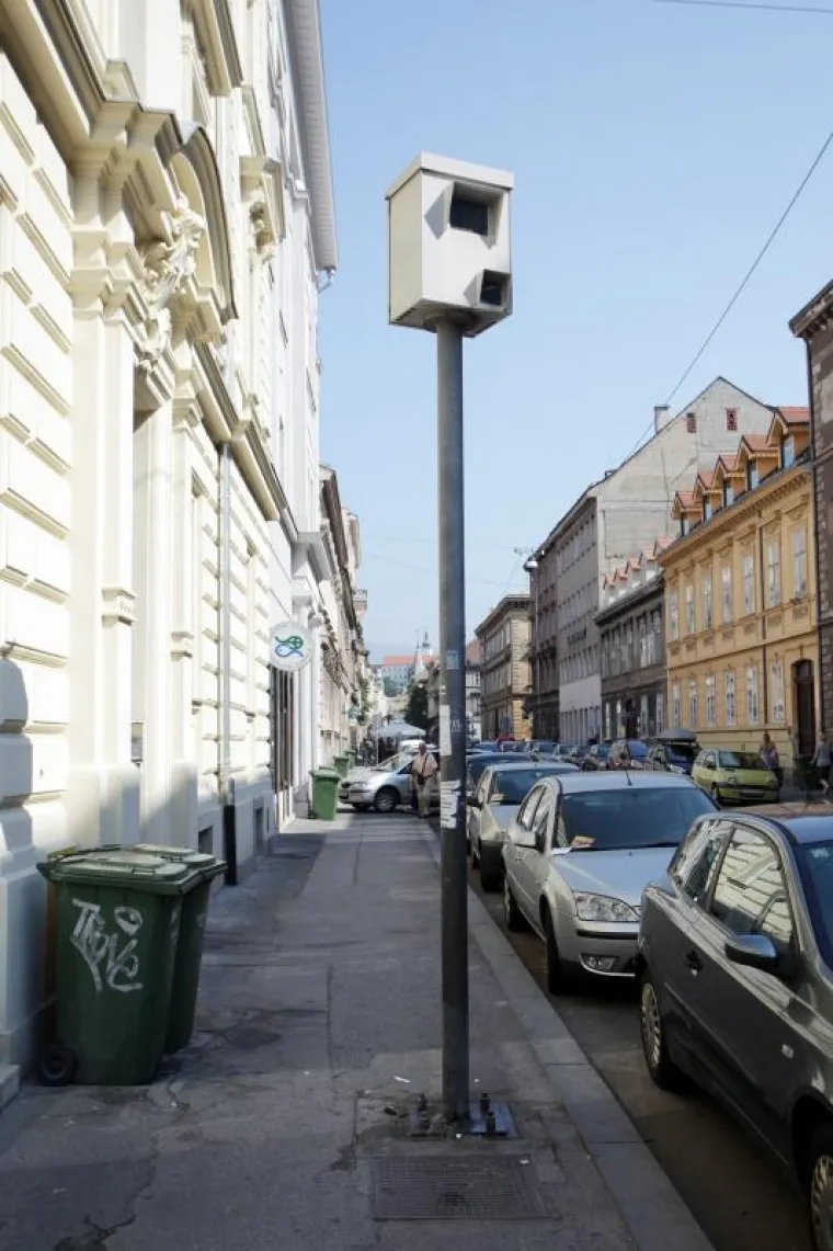 Na pločniku u Preradovićevoj ulici postavljena je nadzorna kamera. Zagrepčani, sada malo usporite vožnju jer bi vam na adresu mogla stići kazna.