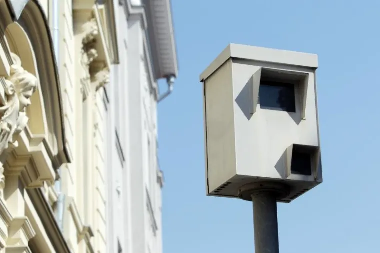 Na pločniku u Preradovićevoj ulici postavljena je nadzorna kamera. Zagrepčani, sada malo usporite vožnju jer bi vam na adresu mogla stići kazna.